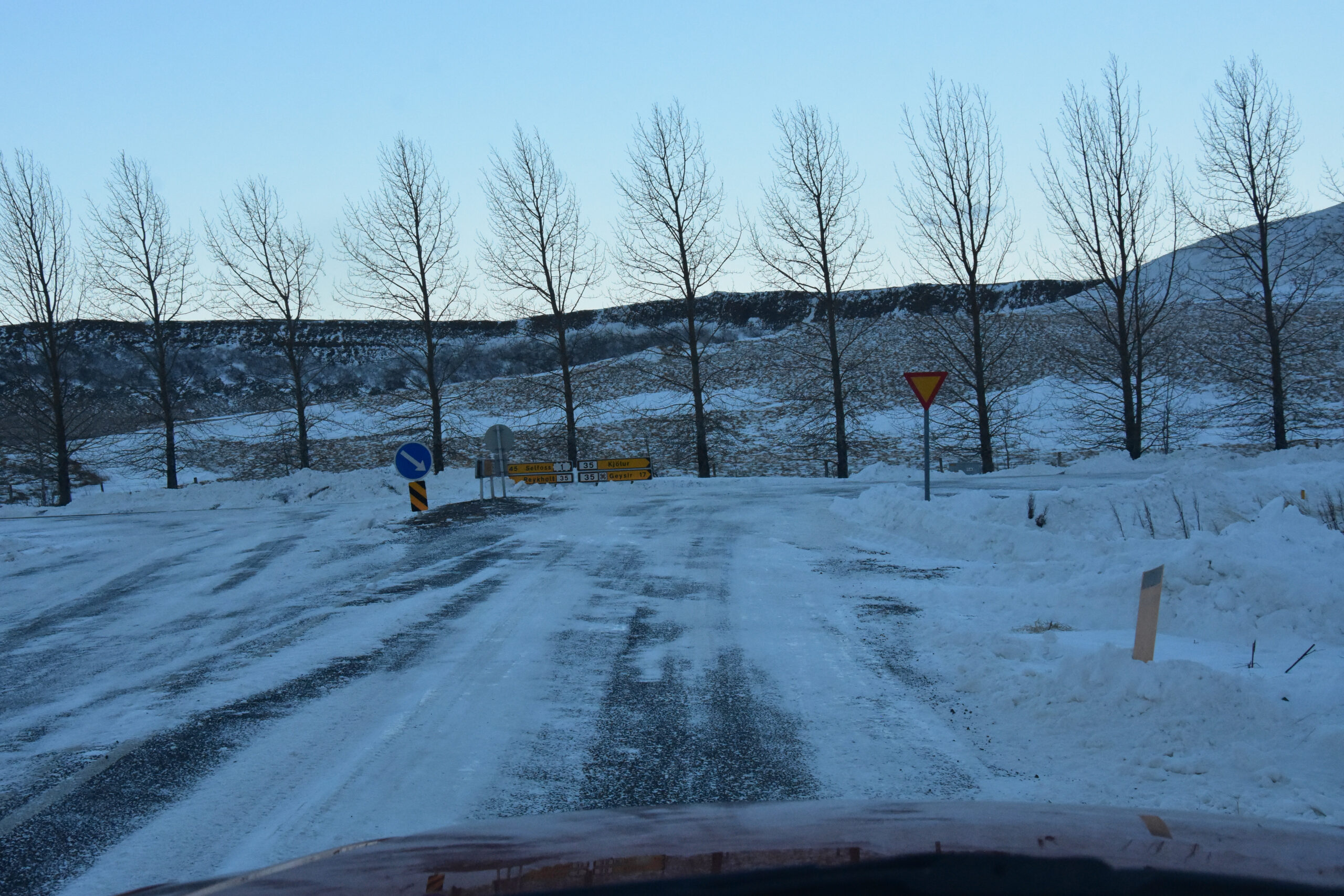 Biskupstungur vegamót skilti skurðir landslag skaflar